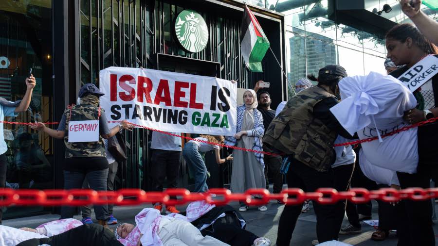 Protesters in front of a Starbucks store in Kuala Lumpur. (Sumber: Annice Lyn/Getty Images/Bloomberg)