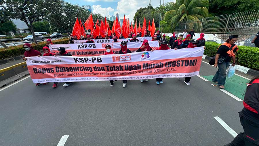 Sejumlah massa buruh menggelar demo di depan Gedung DPR/MPR, Kamis (28/8/2025). (Bloomberg Technoz/Andrean Kristianto)