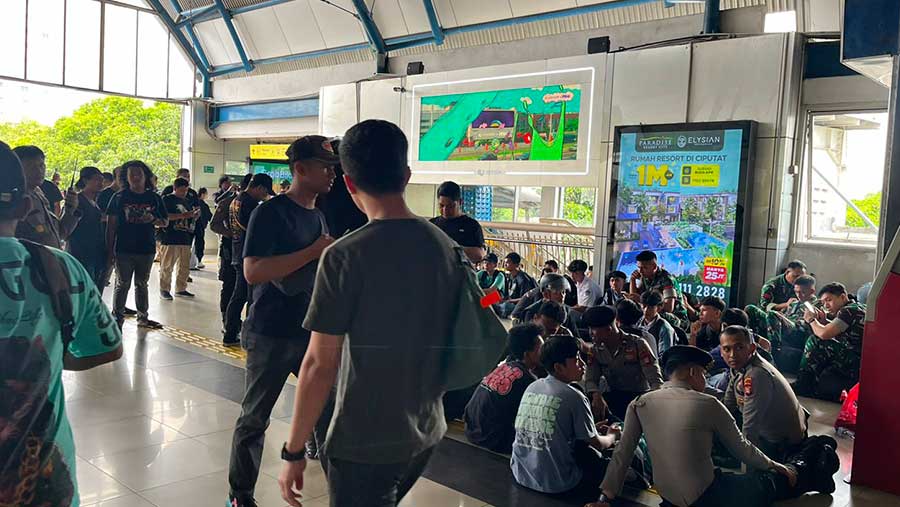 TNI dan Polri berjaga di stasiun Palmerah pada  Kamis (28/8/2025). (Bloomberg technoz/Lisa Listiani)