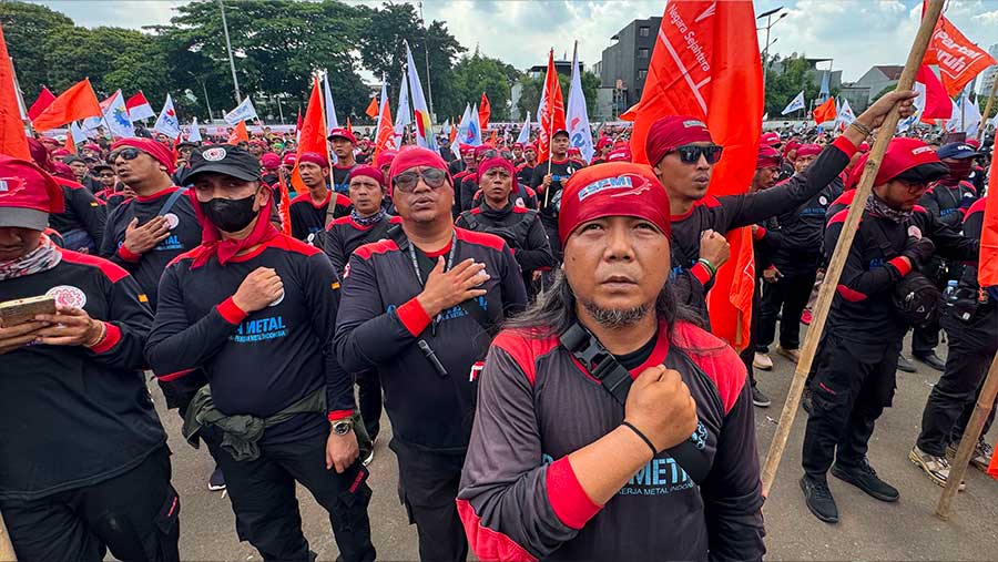 Sejumlah massa buruh menggelar demo di depan Gedung DPR/MPR, Kamis (28/8/2025). (Bloomberg Technoz/Andrean Kristianto)