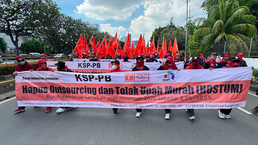 Sejumlah massa buruh menggelar demo di depan Gedung DPR/MPR, Kamis (28/8/2025). (Bloomberg Technoz/Andrean Kristianto)