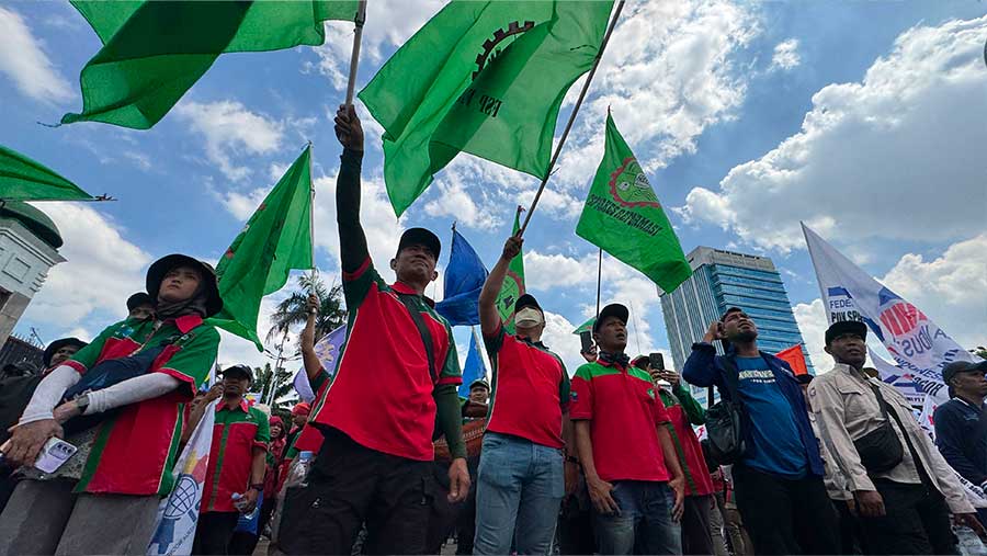 Sejumlah massa buruh menggelar demo di depan Gedung DPR/MPR, Kamis (28/8/2025). (Bloomberg Technoz/Andrean Kristianto)