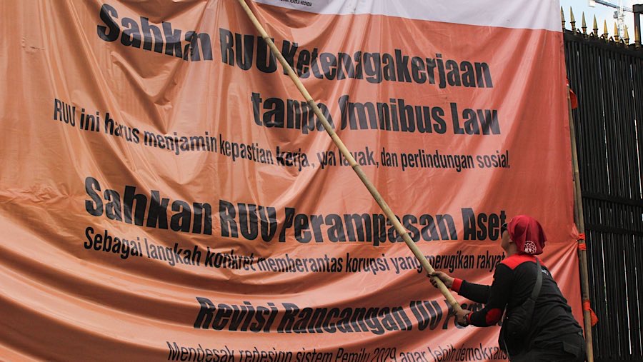 Sahkan RUU Perampasan Aset: Berantas Korupsi. (Bloomberg Technoz/Andrean Kristianto)