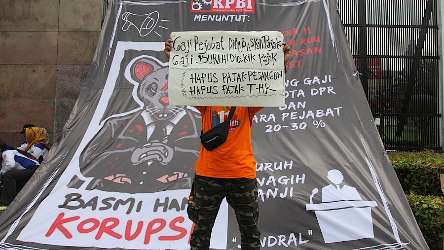 Sejumlah massa buruh menggelar demo di depan Gedung DPR/MPR, Kamis (28/8/2025). (Bloomberg Technoz/Andrean Kristianto)