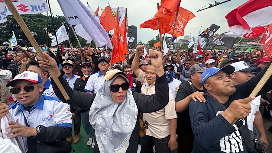 Hapus Outsourching dan Tolak Upah Murah (HOSTUM). Naikkan Upah Minimum Tahun 2026 sebesar 8,5 sampai 10,5%. (Bloomberg Technoz/Andrean Kristianto)