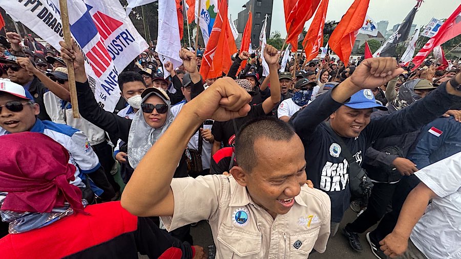 Sejumlah massa buruh menggelar demo di depan Gedung DPR/MPR, Kamis (28/8/2025). (Bloomberg Technoz/Andrean Kristianto)