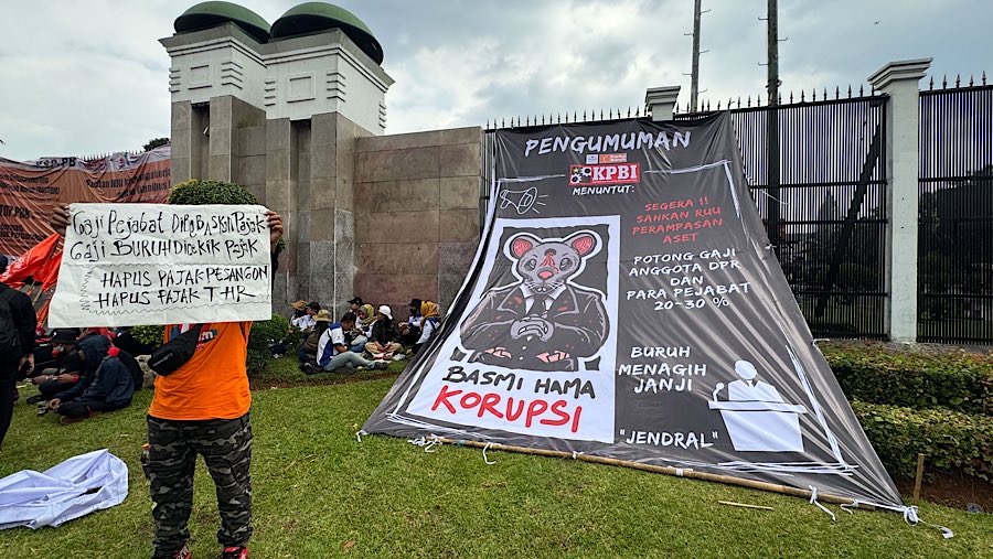 Sejumlah massa buruh menggelar demo di depan Gedung DPR/MPR, Kamis (28/8/2025). (Bloomberg Technoz/Andrean Kristianto)
