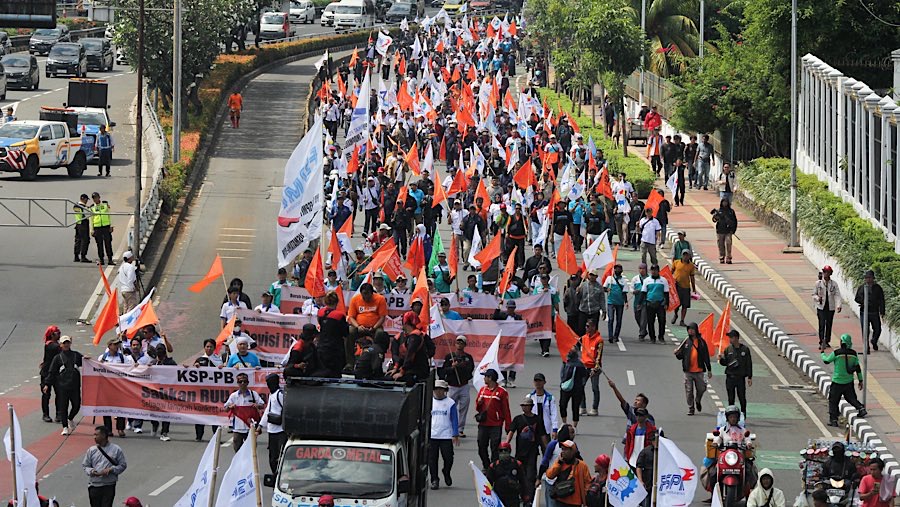 Sejumlah massa buruh menggelar demo di depan Gedung DPR/MPR, Kamis (28/8/2025). (Bloomberg Technoz/Andrean Kristianto)