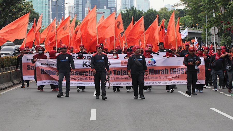 Sejumlah massa buruh menggelar demo di depan Gedung DPR/MPR, Kamis (28/8/2025). (Bloomberg Technoz/Andrean Kristianto)
