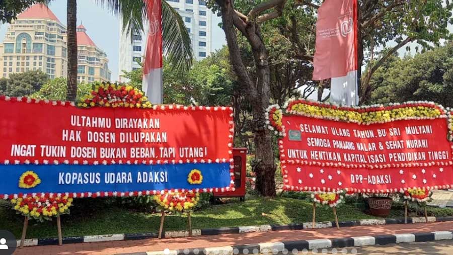 Karangan Bunga Sindiran kepada Sri Mulyani (Dok. IG @aliansidosenasnkemdiktisaintek)