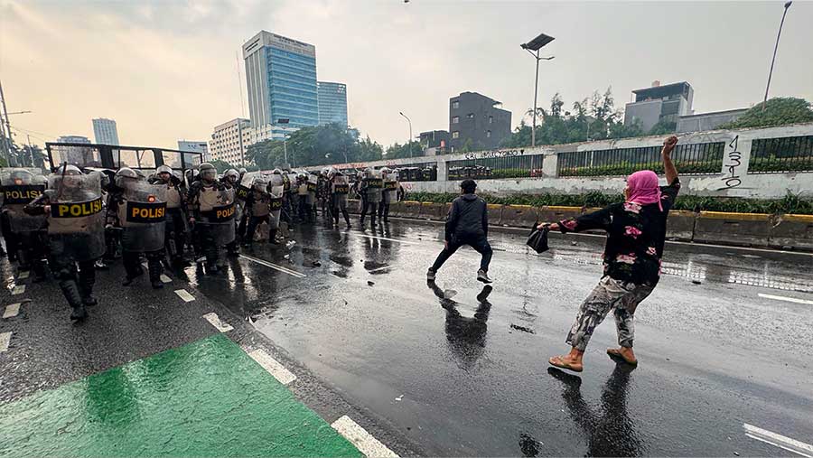 Sejumlah massa buruh menggelar demo di depan Gedung DPR/MPR, Kamis (28/8/2025). (Bloomberg Technoz/Andrean Kristianto)