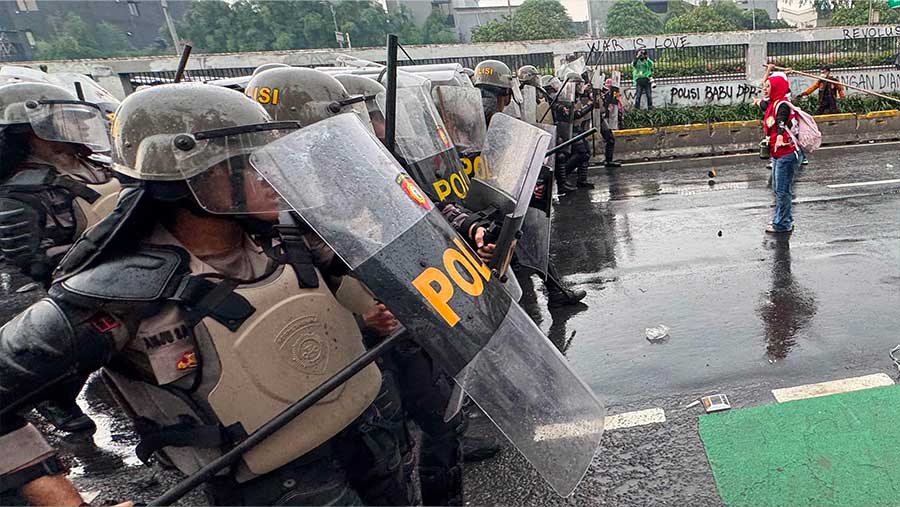 Sejumlah massa buruh menggelar demo di depan Gedung DPR/MPR, Kamis (28/8/2025). (Bloomberg Technoz/Andrean Kristianto)