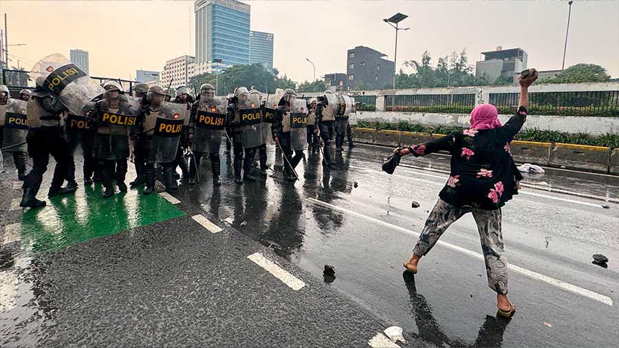 Sejumlah massa buruh menggelar demo di depan Gedung DPR/MPR, Kamis (28/8/2025). (Bloomberg Technoz/Andrean Kristianto)