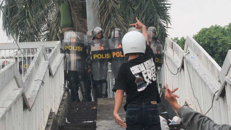 Sejumlah massa buruh menggelar demo di depan Gedung DPR/MPR, Kamis (28/8/2025). (Bloomberg Technoz/Andrean Kristianto)