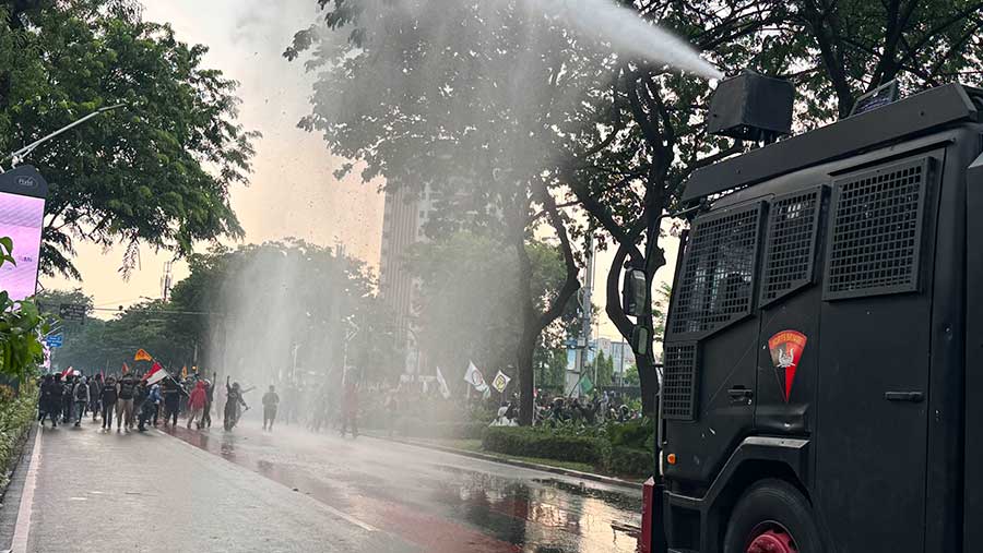Sejumlah massa buruh menggelar demo di depan Gedung DPR/MPR, Kamis (28/8/2025). (Bloomberg Technoz/Andrean Kristianto)