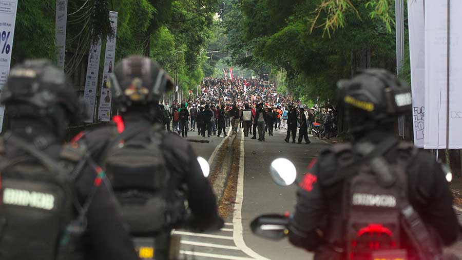 Sejumlah massa buruh menggelar demo di depan Gedung DPR/MPR, Kamis (28/8/2025). (Bloomberg Technoz/Andrean Kristianto)