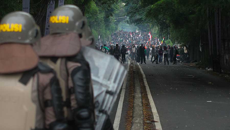 Sejumlah massa buruh menggelar demo di depan Gedung DPR/MPR, Kamis (28/8/2025). (Bloomberg Technoz/Andrean Kristianto)