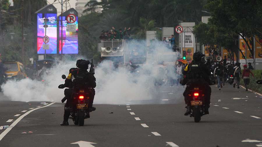 Sejumlah massa buruh menggelar demo di depan Gedung DPR/MPR, Kamis (28/8/2025). (Bloomberg Technoz/Andrean Kristianto)