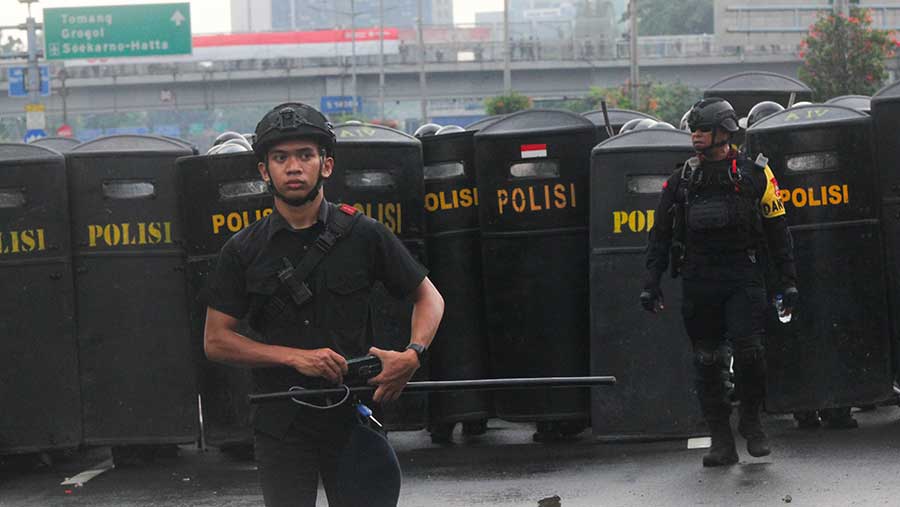 Sejumlah massa buruh menggelar demo di depan Gedung DPR/MPR, Kamis (28/8/2025). (Bloomberg Technoz/Andrean Kristianto)