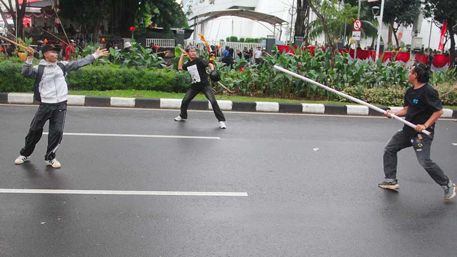 Sejumlah massa buruh menggelar demo di depan Gedung DPR/MPR, Kamis (28/8/2025). (Bloomberg Technoz/Andrean Kristianto)