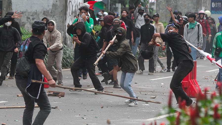 Sejumlah massa buruh menggelar demo di depan Gedung DPR/MPR, Kamis (28/8/2025). (Bloomberg Technoz/Andrean Kristianto)