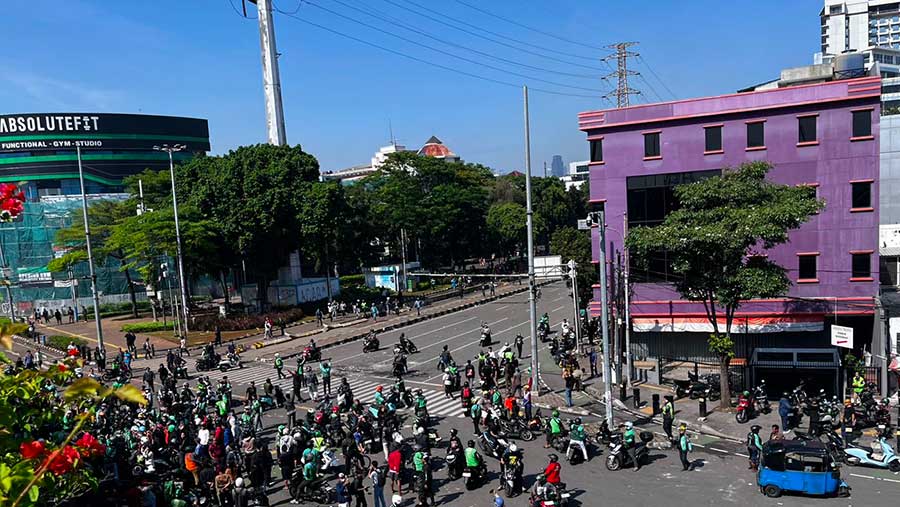Bentrokan masih terjadi di kawasan Senen, Jakarta Pusat (29/08). (Bloomberg Technoz/Merinda)