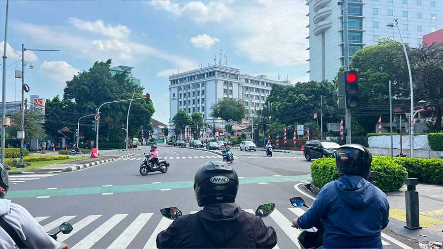 Kondisi lalu lintas di sekitar areal Monas, Jakarta Pusat, Jumat (29/8/2025). (Bloomberg Technoz/Mis Fransiska)