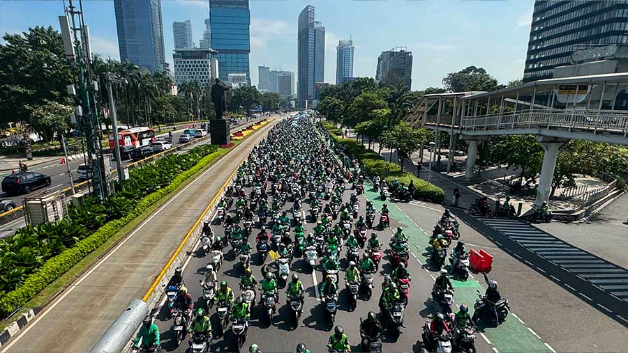 Suasana iringan ojol saat jenazah Affan dishalatkan hingga dimakamkan, Jumat (29/8/2025). (Bloomberg Technoz/Andrean Kristianto)