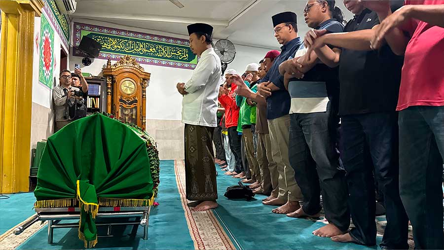 Suasana iringan ojol saat jenazah Affan dishalatkan hingga dimakamkan, Jumat (29/8/2025). (Bloomberg Technoz/Andrean Kristianto)