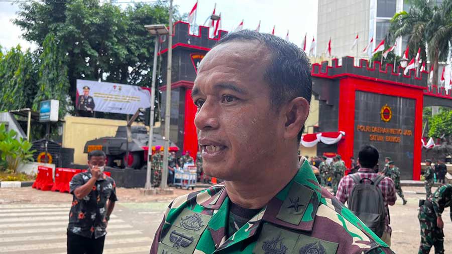 Asintel Kos Kostrad Brigjen Muhammad Nas di depan Mako Brimob Kwitang, Jakarta Pusat, Jumat (29/8/2025). (Bloomberg Technoz/Merinda)