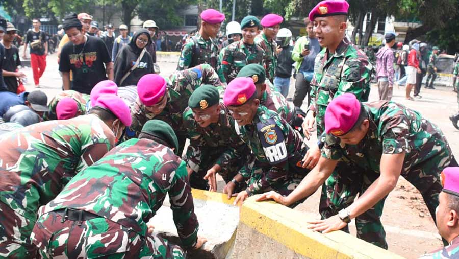 Marinir membantu dan mengamankan aksi unjuk rasa damai. (Dok. Marinir)