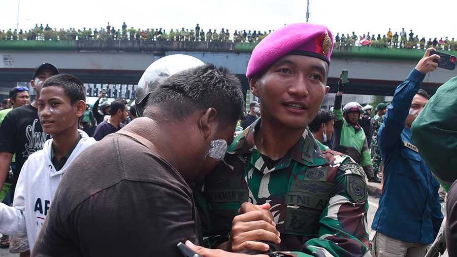 Marinir membantu dan mengamankan aksi unjuk rasa damai. (Dok. Marinir)