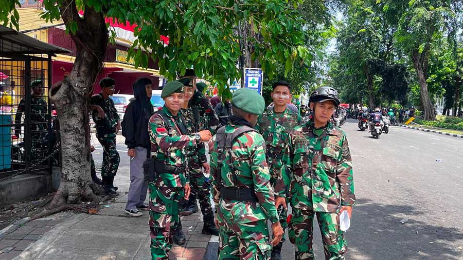 Sejumlah personel TNI masih berjaga di depan Mako Brimob Kwitang, Jakarta Pusat pada Jumat (29/8/2025). (Bloomberg Technoz/Merinda)