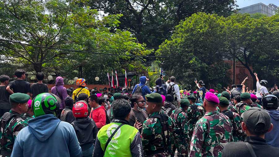 Massa ojol kembali datangi Mako Brimob Kwitang, Jumat (29/8/2025). (Bloomberg Technoz/Merinda)