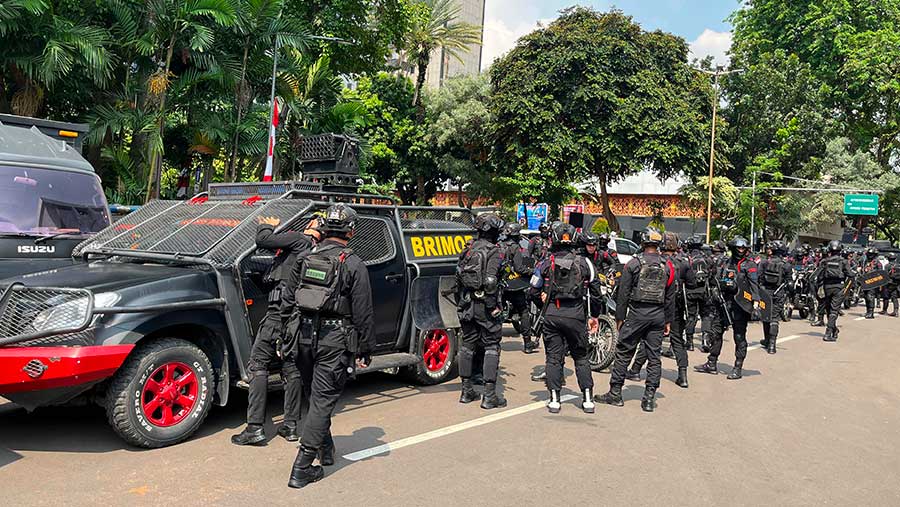 Kendaraan taktis disiapkan untuk pengamanan massa. (29/08). (Bloomberg Technoz/M Fikri)