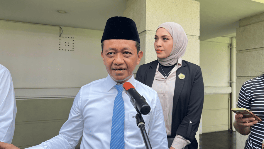 Menteri ESDM Bahlil Lahadalia ditemui di kantor Kementerian ESDM, Jumat (29/8/2025)./Bloomberg Technoz-Mis Fransiska Dewi