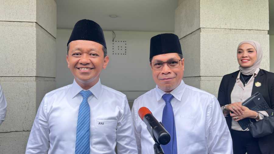 Menteri ESDM Bahlil Lahadalia (kiri) bersama dengan Dirjen Migas Laode Sulaeman (kanan). (Dok. Mis Fransiska Dewi)