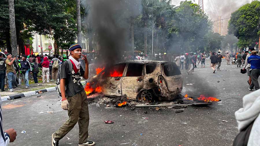 Mobil dibakar di Mako Brimob Kwitang (Bloomberg Technoz/Merinda)