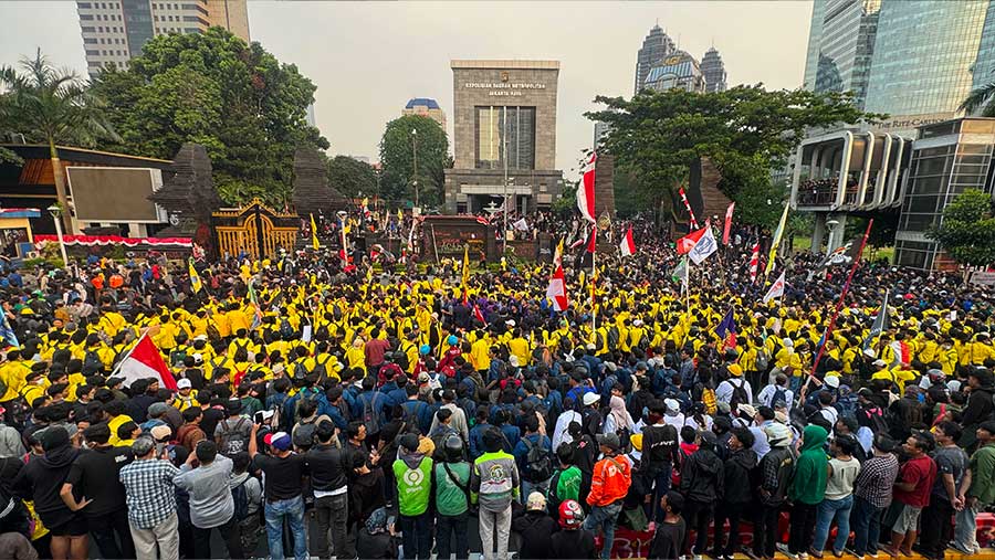 Ratusan mahasiswa menggelar demo di depan Gedung Polda Metro Jaya, Jakarta, Jumat (29/8/2025). (Bloomberg Technoz/Andrean Kristianto)