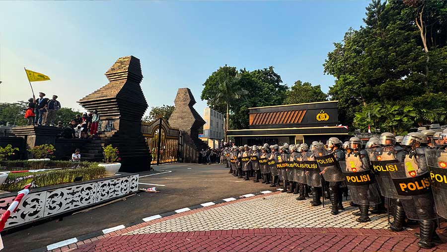 Ratusan mahasiswa menggelar demo di depan Gedung Polda Metro Jaya, Jakarta, Jumat (29/8/2025). (Bloomberg Technoz/Andrean Kristianto)