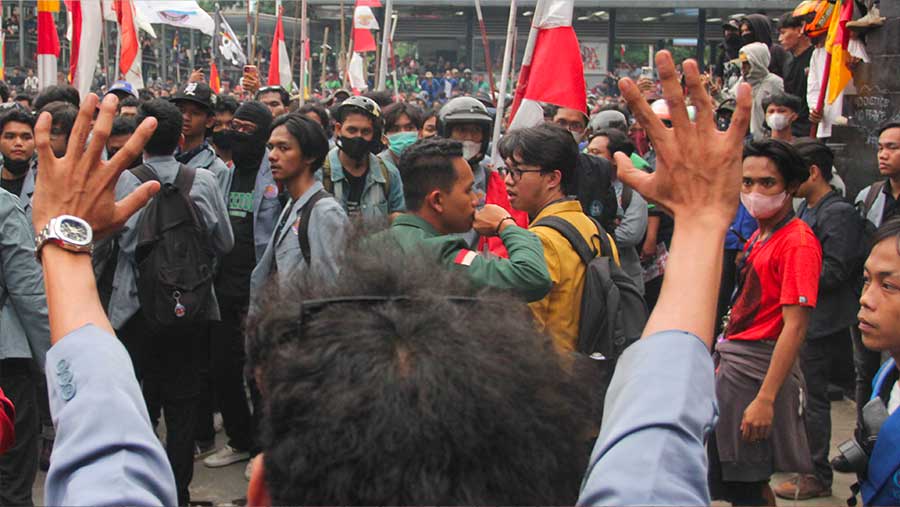 Ratusan mahasiswa menggelar demo di depan Gedung Polda Metro Jaya, Jakarta, Jumat (29/8/2025). (Bloomberg Technoz/Andrean Kristianto)