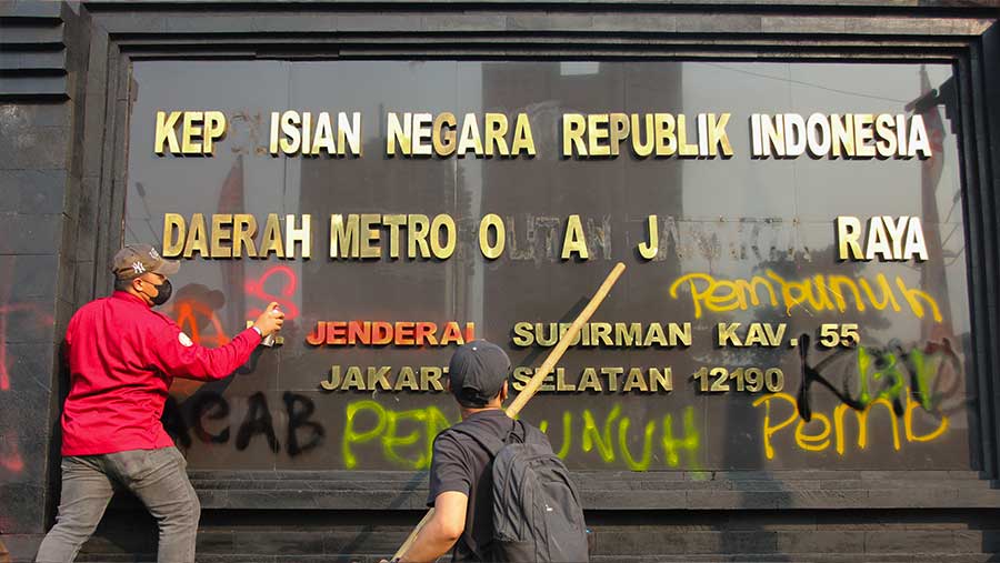 Ratusan mahasiswa menggelar demo di depan Gedung Polda Metro Jaya, Jakarta, Jumat (29/8/2025). (Bloomberg Technoz/Andrean Kristianto)