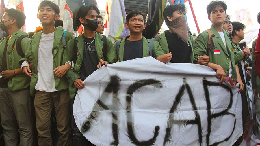 Ratusan mahasiswa menggelar demo di depan Gedung Polda Metro Jaya, Jakarta, Jumat (29/8/2025). (Bloomberg Technoz/Andrean Kristianto)