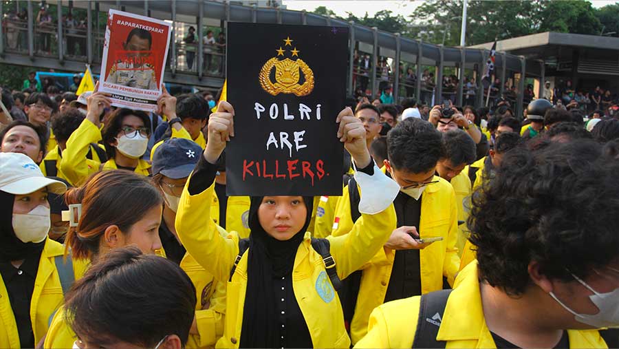 Ratusan mahasiswa menggelar demo di depan Gedung Polda Metro Jaya, Jakarta, Jumat (29/8/2025). (Bloomberg Technoz/Andrean Kristianto)