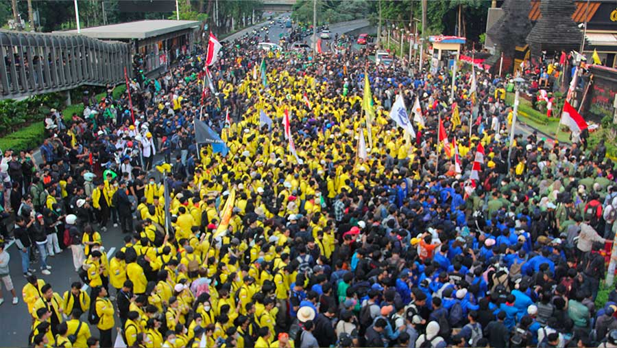 Ratusan mahasiswa menggelar demo di depan Gedung Polda Metro Jaya, Jakarta, Jumat (29/8/2025). (Bloomberg Technoz/Andrean Kristianto)