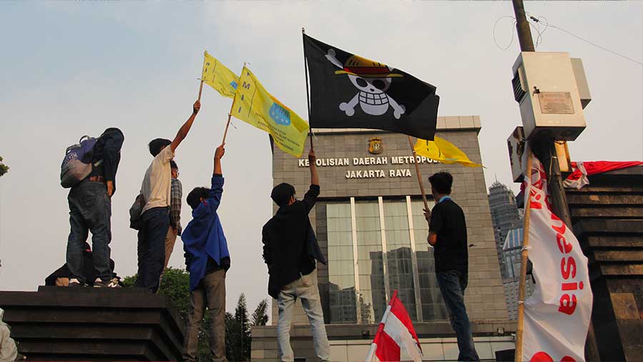 Ratusan mahasiswa menggelar demo di depan Gedung Polda Metro Jaya, Jakarta, Jumat (29/8/2025). (Bloomberg Technoz/Andrean Kristianto)