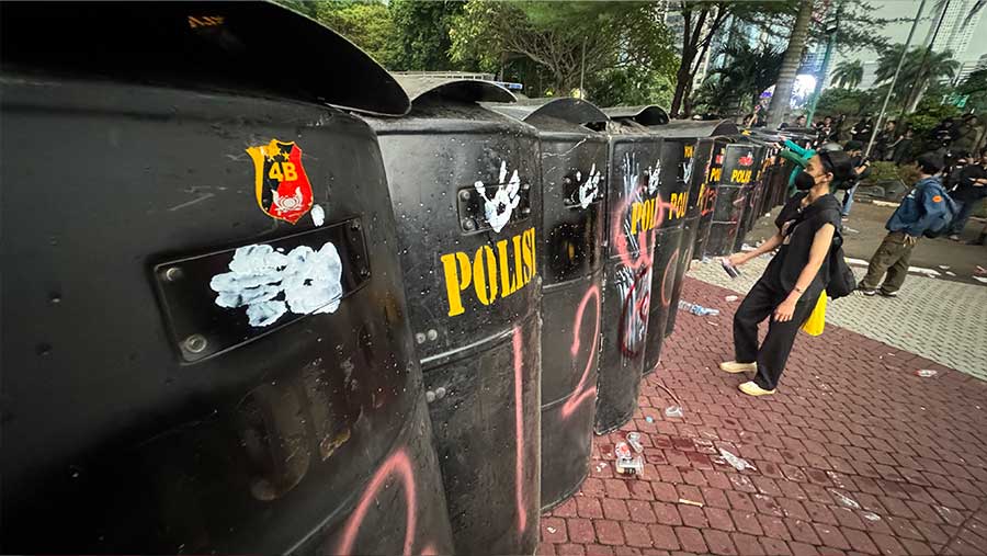 Ratusan mahasiswa menggelar demo di depan Gedung Polda Metro Jaya, Jakarta, Jumat (29/8/2025). (Bloomberg Technoz/Andrean Kristianto)
