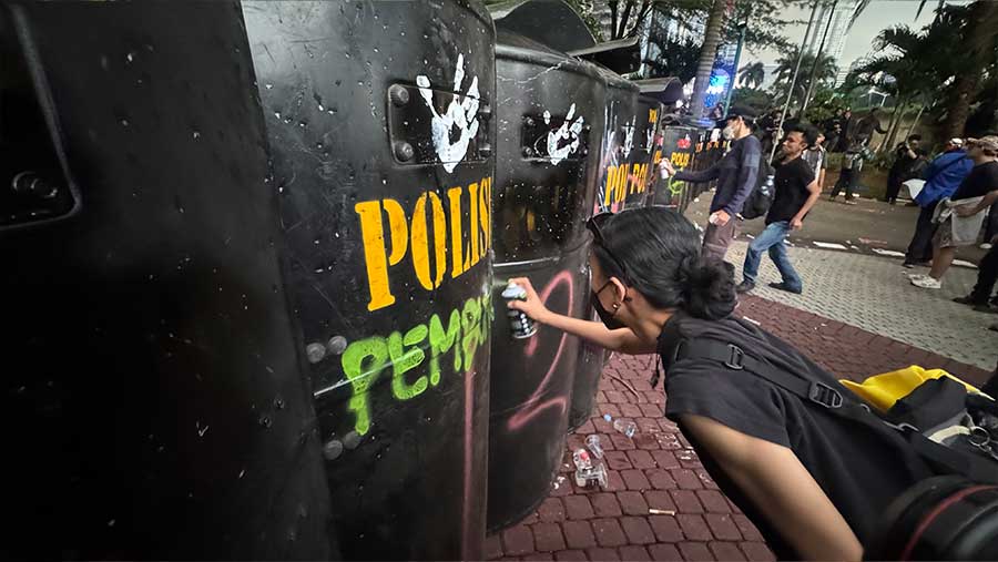 Ratusan mahasiswa menggelar demo di depan Gedung Polda Metro Jaya, Jakarta, Jumat (29/8/2025). (Bloomberg Technoz/Andrean Kristianto)