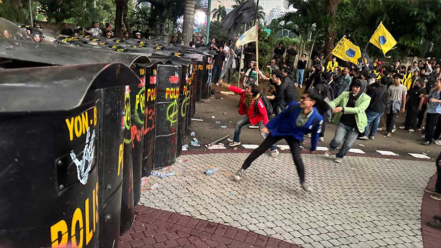 Ratusan mahasiswa menggelar demo di depan Gedung Polda Metro Jaya, Jakarta, Jumat (29/8/2025). (Bloomberg Technoz/Andrean Kristianto)