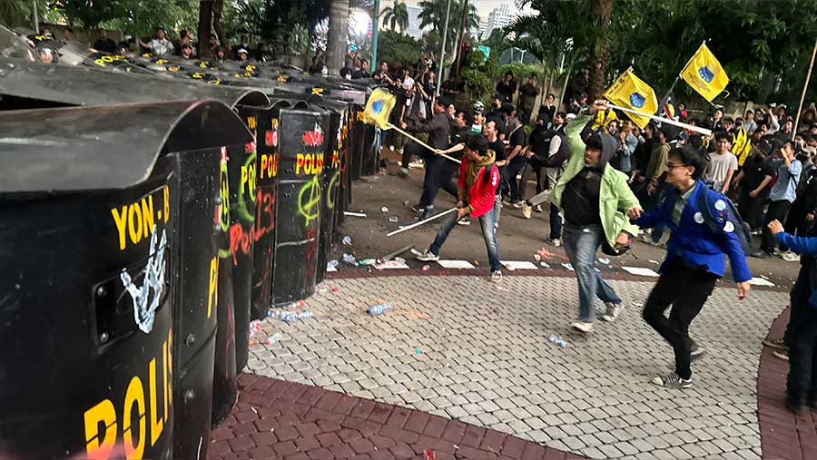 Ratusan mahasiswa menggelar demo di depan Gedung Polda Metro Jaya, Jakarta, Jumat (29/8/2025). (Bloomberg Technoz/Andrean Kristianto)